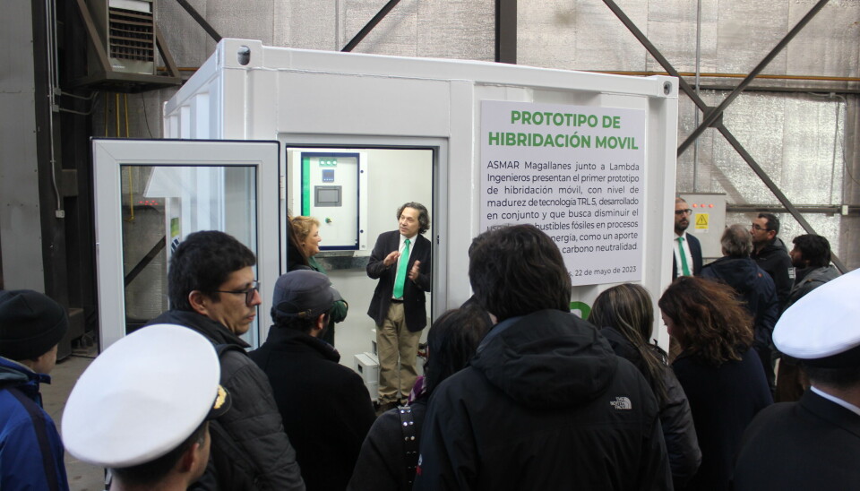 Rodrigo Oporto, dentro del contenedor que soporta los equipos, explica su funcionamiento en el acto de presentación del prototipo desarrollado en Asmar Magallanes.