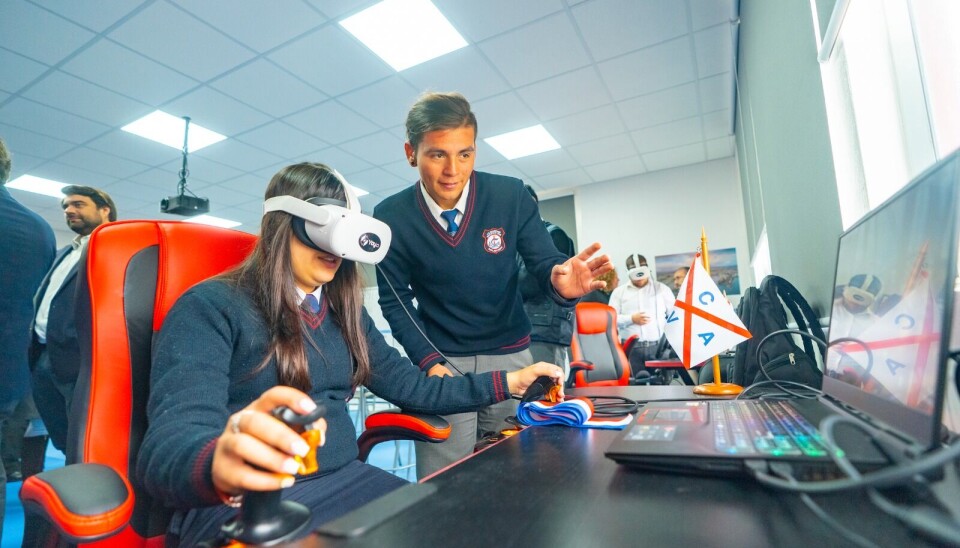 Estudiantes de las especialidades de Operaciones Portuarias y Logística aprovechan la tecnología para su aprendizaje.