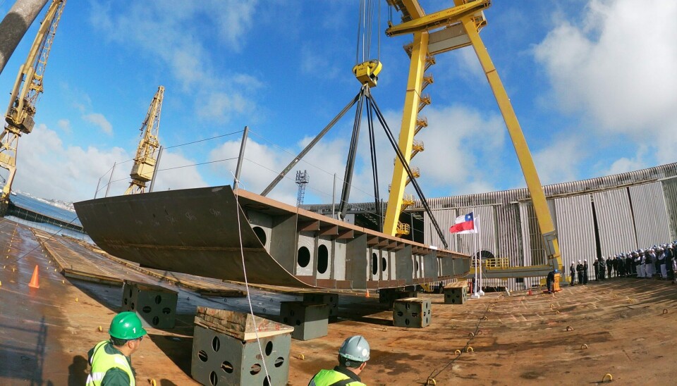 La imagen muestra el momento en que procedieron a depositar parte de la estructura de la futura embarcación que construyen en Talcahuano.