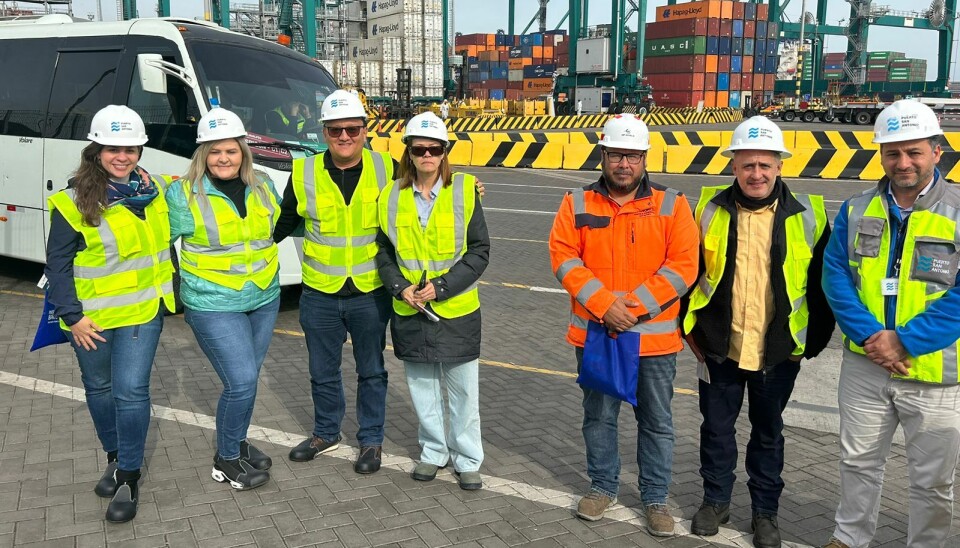 La delegación de Colombia junto a sus anfitriones en el principal puerto del país.