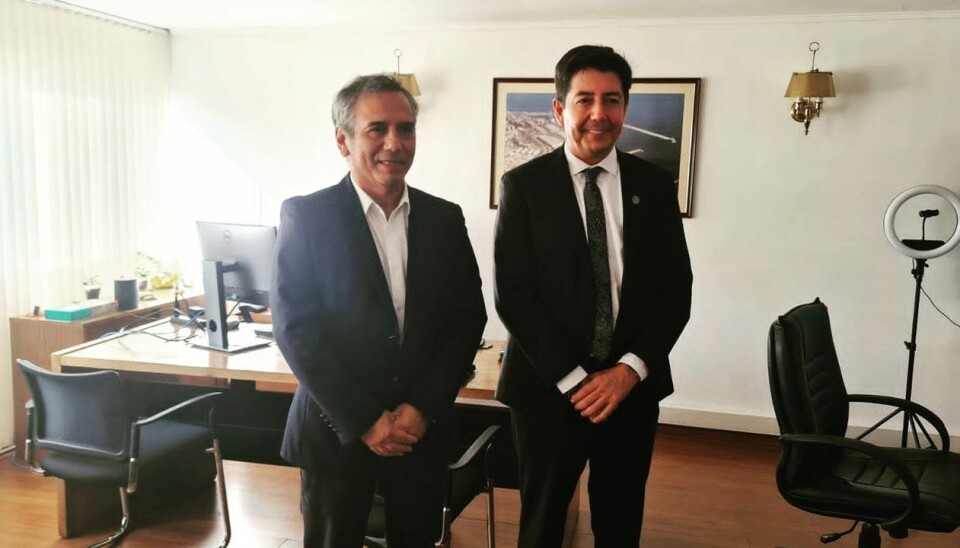 El gerente general de Puerto Antofagasta (a la izquierda en la foto), Carlos Escobar, acompañado por el alcalde de esa comuna, Jonathan Velásquez.