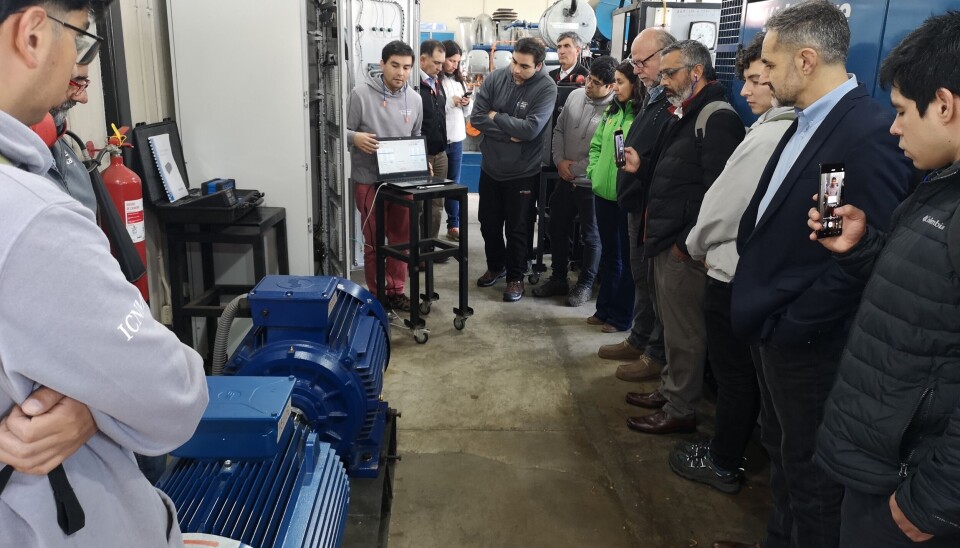 En el acto de cierre del proyecto de investigación los académicos y representantes de empresas conocieron el laboratorio de máquinas marinas y la planta de propulsión híbrida.