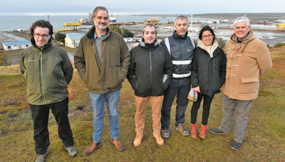 Los representantes de Enap y de las empresas que impulsan proyectos de energías limpias en Magallanes durante la visita al terminal marítimo Laredo.