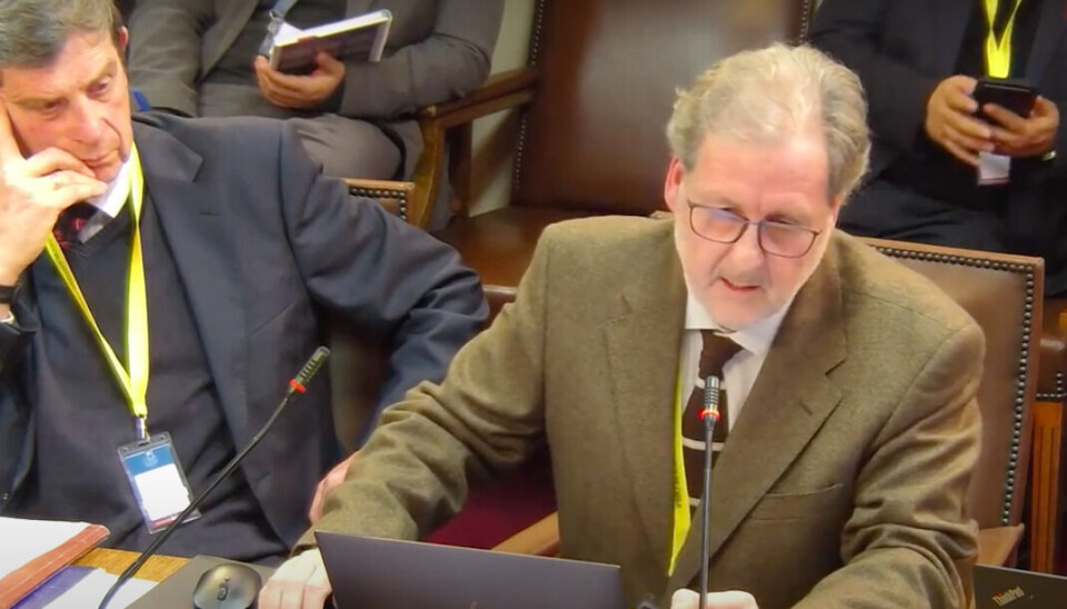 El profesor de derecho marítimo internacional Claudio Barroilhet durante su exposición en la Cámara de Diputados. A su lado aparece su colega Max Genskowski.