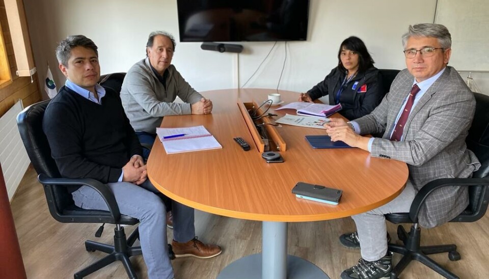 Los representantes de la portuaria estatal (a la izquierda) informaron las gestiones que se han concretado en materia de seguridad laboral en el puerto de Aysén.