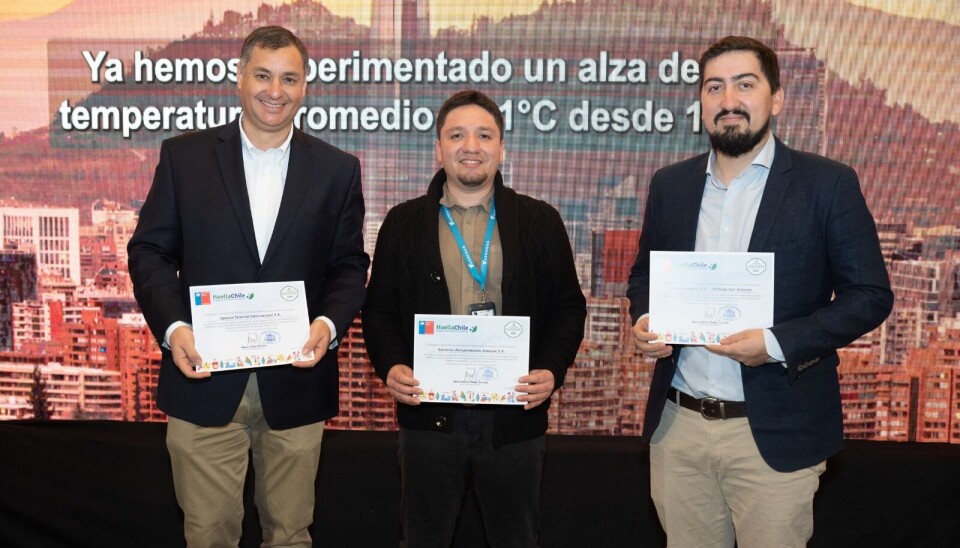 Los representantes de las empresas recibieron las certificaciones del Ministerio del Medio Ambiente.