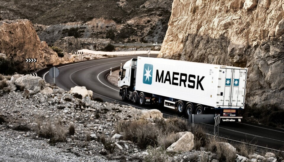 Camión de Maersk transportando contenedor.