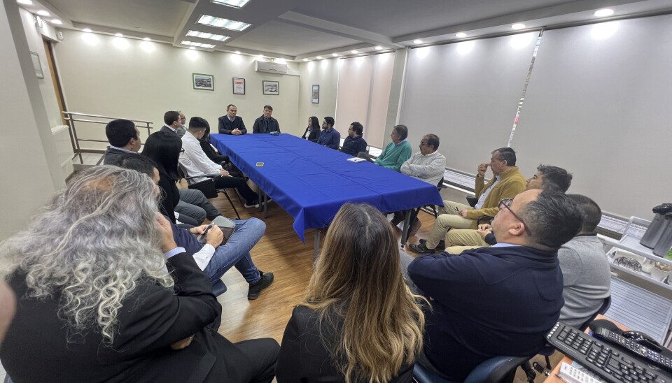 Ejecutivo en conversación con los trabajadores
