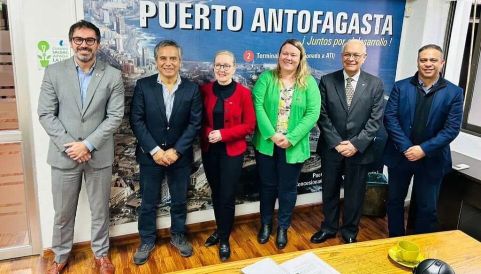 En la imagen aparecen Tomás Pacheco, comisionado de comercio de Finlandia en Chile; Carlos Escobar, gerente general de Puerto Antofagasta; la embajadora Johanna Kotkajärvi; Piia Nummela, asesor senior de comercio de Finlandia en Chile; Jaime Rencoret, cónsul de Finlandia en Antofagasta; y Luis Quiroga, gerente de asuntos legales de la portuaria.