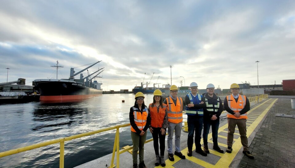 La delegación y sus anfitriones durante el recorrido por las instalaciones del puerto.