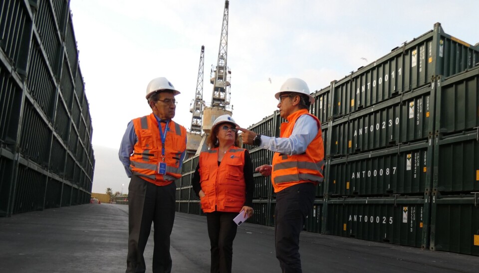Una parte de la visita del rector Marcos Cikutovic consistió en un recorrido por las instalaciones portuarias.