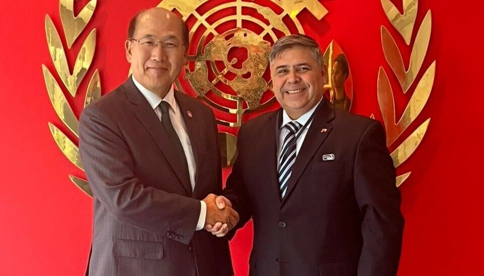 El Secretario General de la OMI, Kitack Lim, junto al Director General del Territorio Marítimo y de Marina Mercante, Vicealmirante Fernando Cabrera, en la sesión celebrada en Londres.