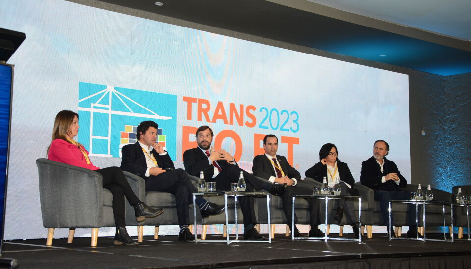 Panel del diálogo 'Nuevas fronteras colaborativas en la interfaz terrestre portuaria'.