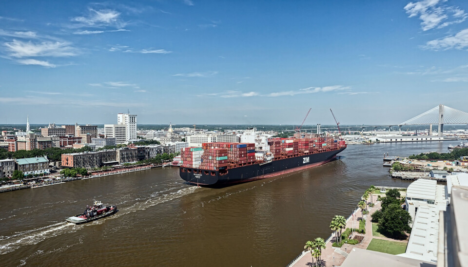 El portacontenedores ZIM Djibouti pasa por Historic River Street en el centro de Savannah, Georgia