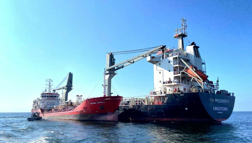 La barcaza Capella captada en plena maniobra para abastecer una nave en la bahía de Mejillones.