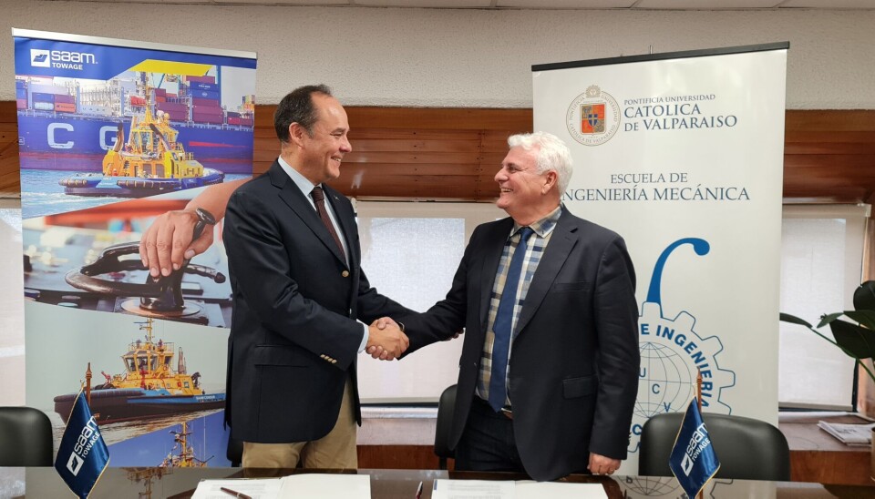 El gerente de Ingeniería y Desarrollo de SAAM, Pablo Cáceres (izquierda) y el director de la Escuela de Ingeniería Mecánica de la PUCV, José Luis Valin (derecha) tras la firma del acuerdo.