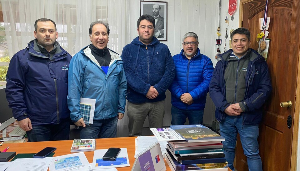 El alcalde de Cisnes (al centro) recibió en la Municipalidad a los representantes de la portuaria estatal para analizar la incorporación de la comuna al circuito de cruceros.
