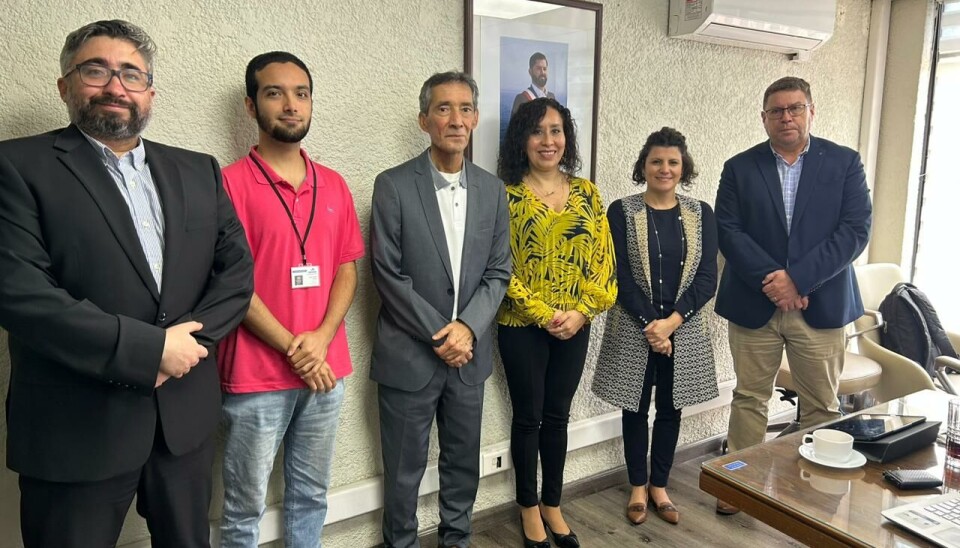 En la imagen aparecen, de izquierda a derecha: Roberto Gamboa, Director de Empresa Portuaria Arica; Diego Torres, ganador de la beca; Mario Moya, Presidente del Directorio; Elizabeth Vásquez, ganadora de la beca; Claudia Moraga, Vicepresidenta, y Jorge Cáceres, Gerente General.