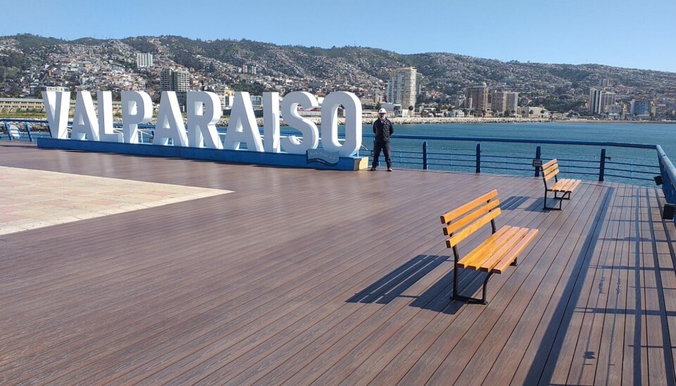 La renovación incluye madera y plástico industrial reciclado y acceso universal.