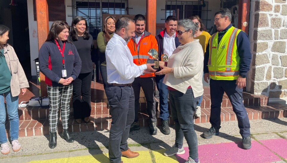 La entrega del reconocimiento y premio en dinero a los gestores de la iniciativa. El monto fue donado a una institución dedicada a la protección de menores de edad.