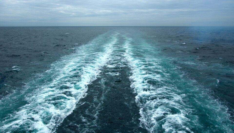 El agua de lastre se introduce en los tanques desde el mar, generalmente al inicio de un viaje en un puerto.