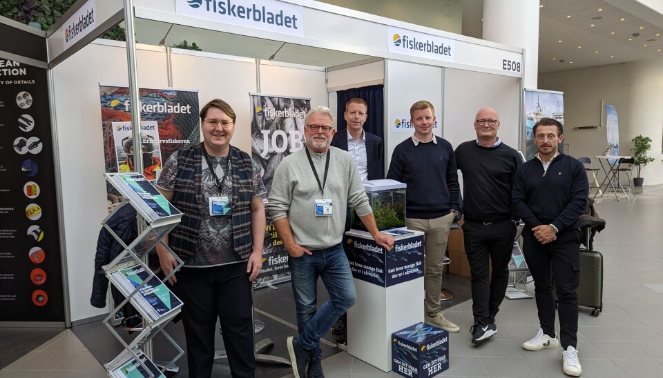 De izquierda a derecha: Stefan Holmager Larsen (editor de FiskerBladet y Maritime Direct), Gustav Erik Blaalid (editor y propietario de Oceanspace Media), Freddy Rasmussen (director general de FL Marketing), Mathias Rasmussen (director general adjunto de FL Marketing), Michael Neergaard (director de ventas en FL Marketing) y Christian Lawley (director general de medios noruegos en Oceanspace Media AS) en el stand de FiskerBladet en la feria DanFish2023.