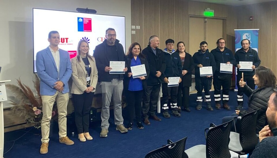 Algunos de los trabajadores que recibieron la certificación.