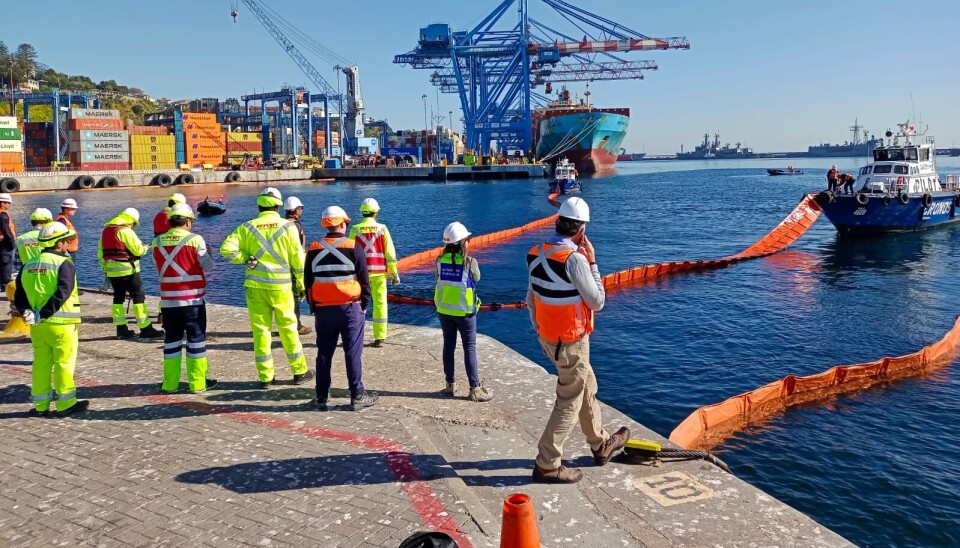 Parte del ejercicio consistió en desplegar barreras para contener los contaminantes que caen al mar.