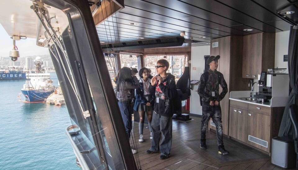 Jóvenes del Instituto Superior de Comercio a bordo de un crucero en Valparaíso.