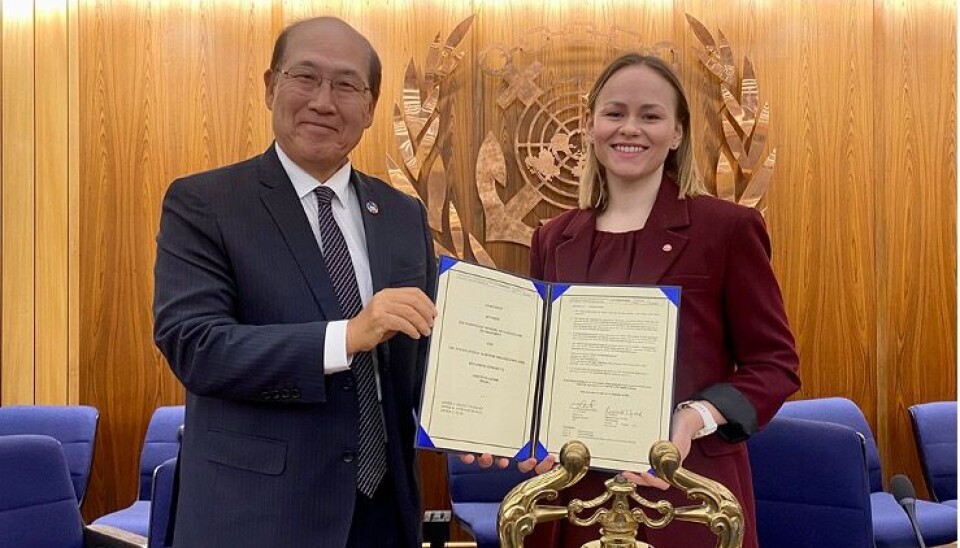 El Secretario General de la OMI, Kitack Lim, y la Secretaria de Estado del Ministerio noruego del clima y el medio ambiente, Sra. Ragnhild Sjoner Syrstad, con el acuerdo de la segunda fase del proyecto GreenVoyage2050.