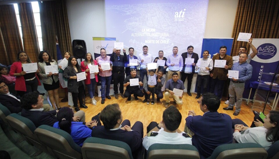 El grupo de trabajadores exhibe los documentos que acreditan sus capacidades.