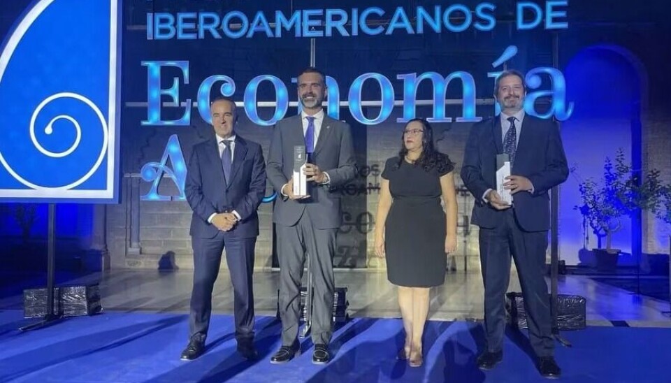 Los representantes de la universidad al momento de recibir la distinción.