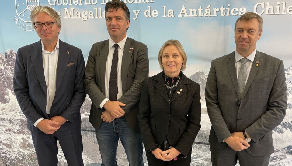 En la fotografía aparecen, de izquierda a derecha: Nico van Dooren, del Puerto de Rotterdam; Eduard de Visser, del Puerto de Amsterdam; la embajadora del Reino de los Países Bajos en Chile, Carmen Gonsalves; y Peter van Parys, de North Port.
