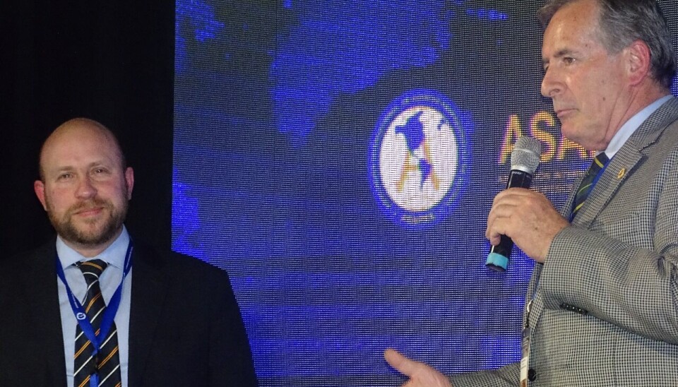 Matthew Taylor con Felipe Serrano, presidente de la Cámara Aduanera.