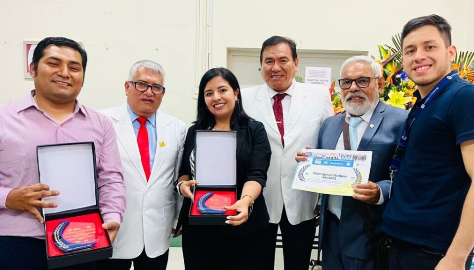 Los representantes de la Agencia que recibieron el galardón en Perú.