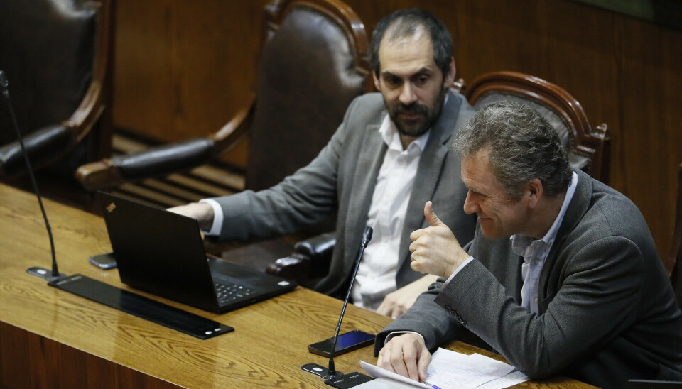 Los ministros de Economía, Nicolás Grau, y de Transportes, Juan Carlos Muñoz, sortearon la valla de la Cámara de Diputados con la propuesta del Gobierno para la aumentar la competencia en el cabotaje.