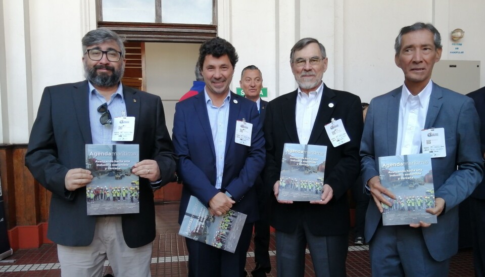 Agenda Marítima estuvo presente en el evento entregando a los asistentes la última edición de su revista. En la foto, directivos de las empresas portuarias Valparaíso y Arica.