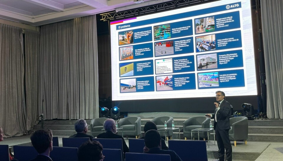 El abogado Eduardo Hernández durante su exposición sobre delitos en la cadena logística y el impacto en los seguros.