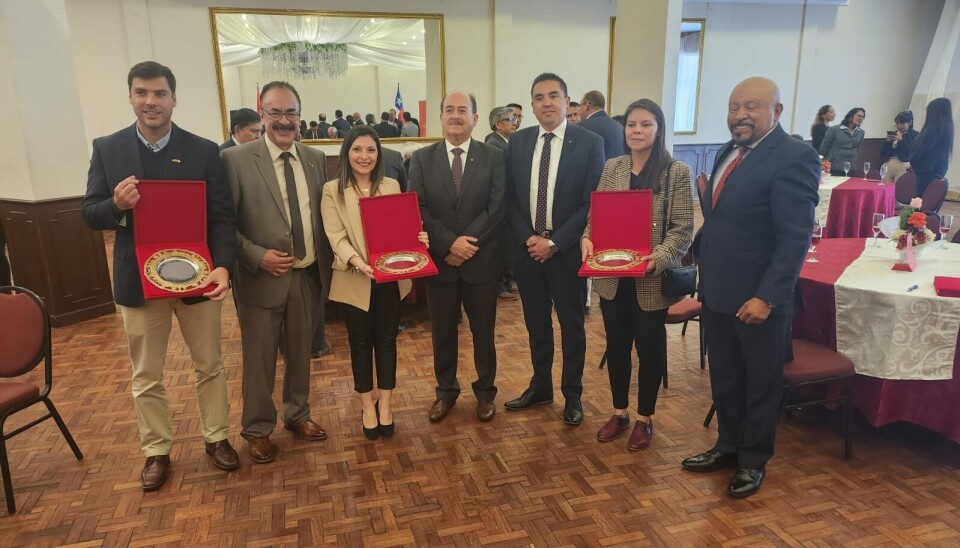 Los representantes del puerto chileno y la Universidad boliviana en la firma del acuerdo.