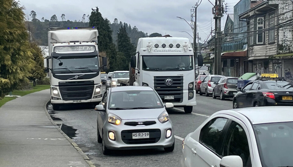 Camiones acercándose a la entrada de la Empresa Portuaria de Puerto Montt, donde deben cumplir con el aforo físico y documental.