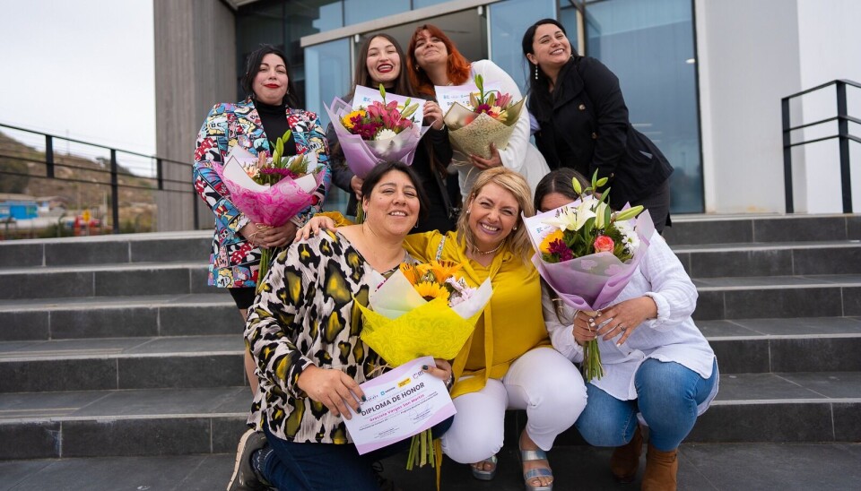 Felices, la nuevas conductoras profesionales recibieron sus licencias.