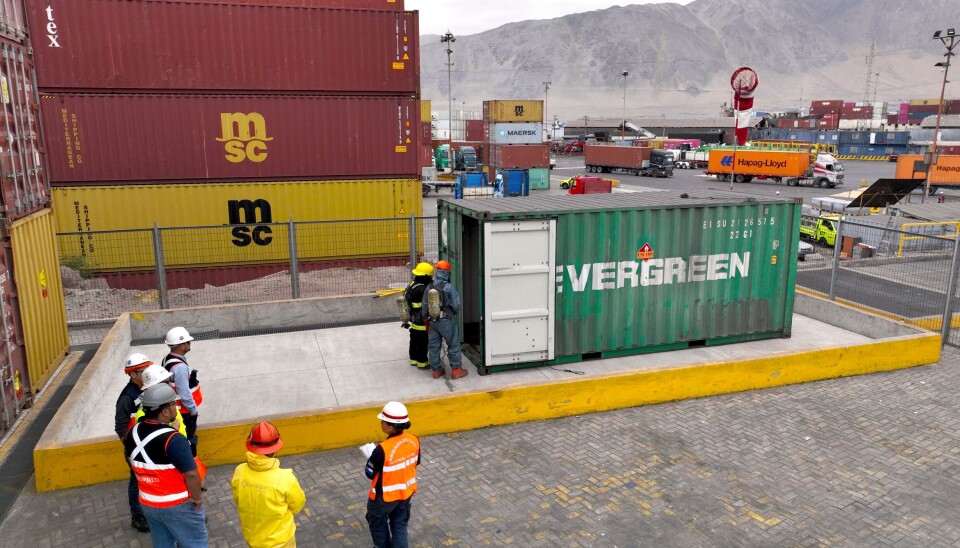 Equipo de emergencias de ITI, simulando el procedimiento ante un derrame.