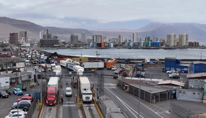Foto aérea del acceso de camiones del terminal.