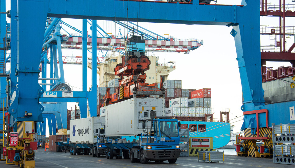 Grua en operación de carga de contenedores.
