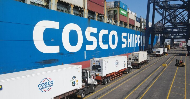 Carga de contenedores COSCO en San Antonio terminal Internacional.