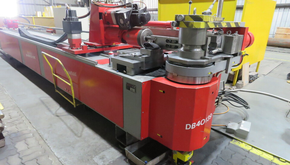 Con esta máquina en el equipo, el trabajo de tuberías es fácil y eficiente.