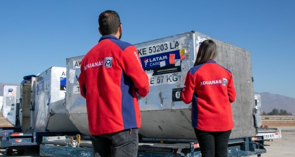 Personal de Aduanas fiscalizando carga aérea.