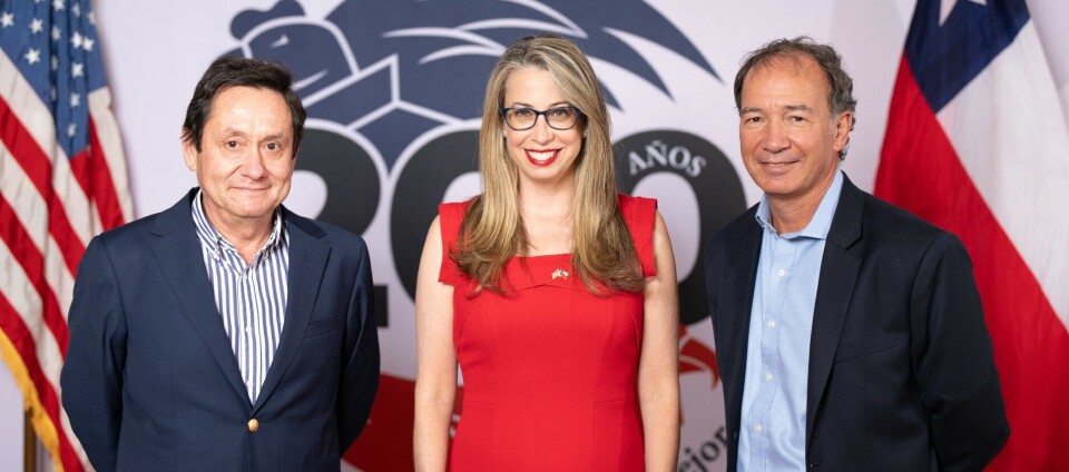 Embajadora de Estados Unidos en nuestro país junto a representantes de Frutas de Chile.