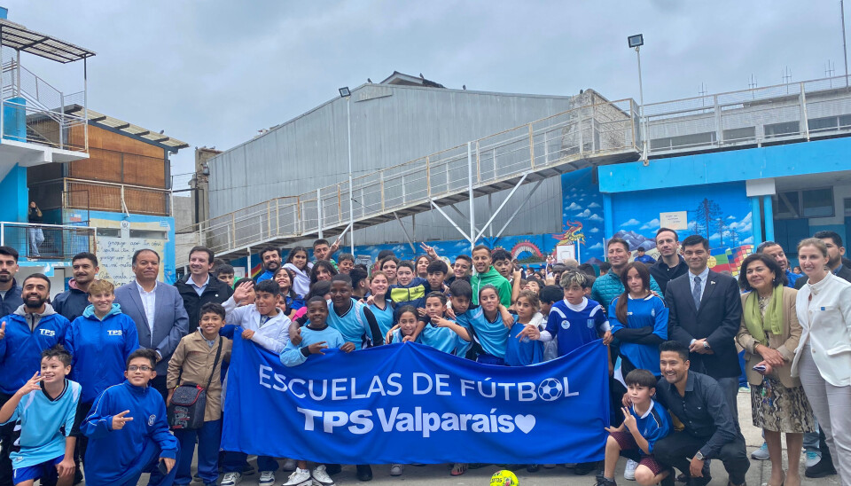 Los niños de la Escuela Grecia compartieron con autoridades de TPS y jugadores de Santiago Wanderers.