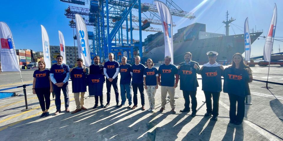 Autoridades de la ciudad y TPS posan con las poleras oficiales de la competencia.